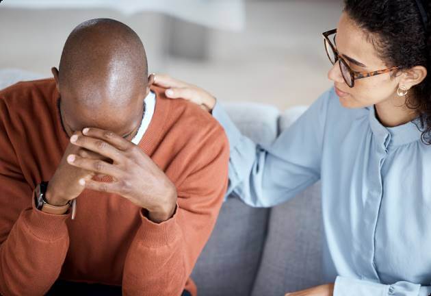 man huilt uit bij vrouw