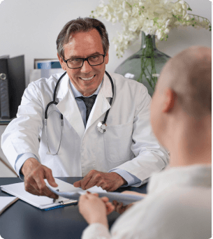 mannelijke arts geeft informatie aan patient