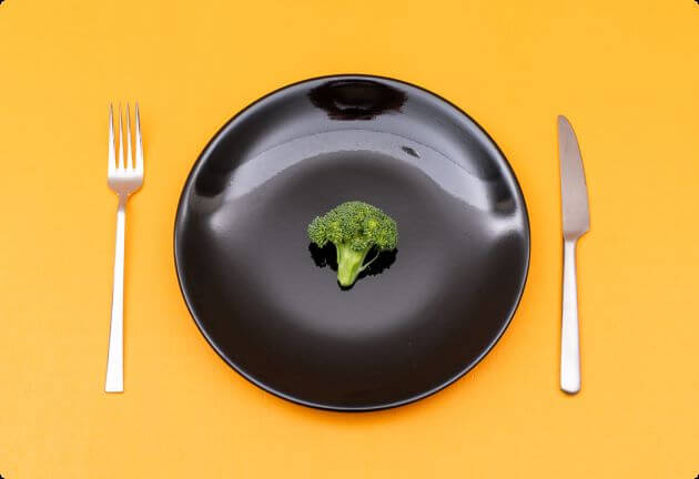 leeg bord met 1 broccoli