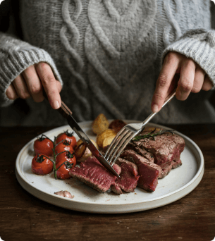 bord met een rooie steak als avondeten