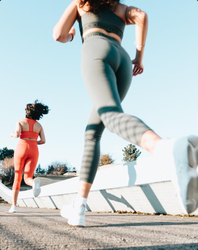 2 vrouwen aan het hardlopen in de buitenlucht