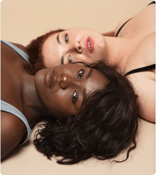 2 vrouwen die naar de camera kijken