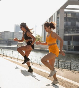 2 vrouwen doen een workout buiten