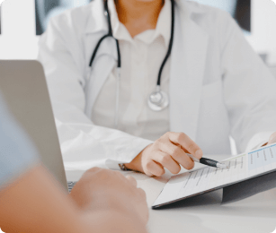 arts laat clipboard zien met resultaten aan patient