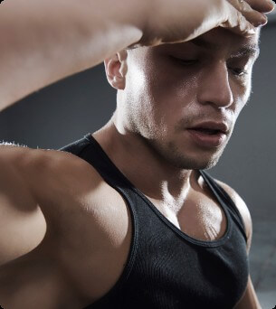bezweeten man in sportschool