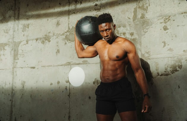 bodybuilder met medicineball