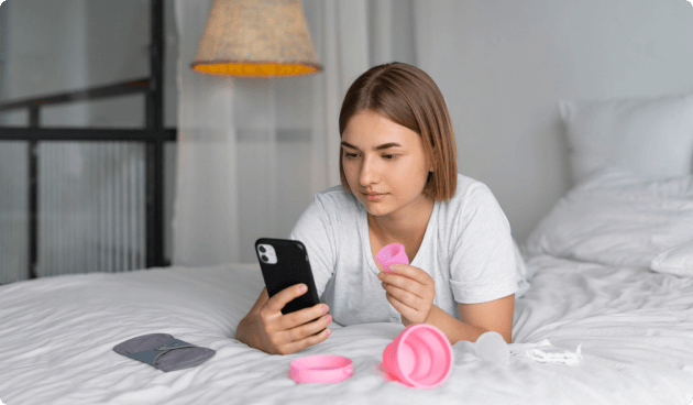 jonge vrouw ligt op bed met een cup