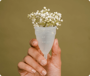 menstruatie cup met bloemen erin