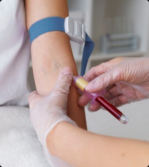 persoon laat bloed afnemen