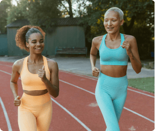 twee vrouwen aan het harlopen op de atletiek baan