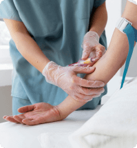 verpleegster neemt bloed af bij patient