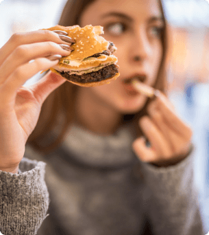 vrouw eet hamburger