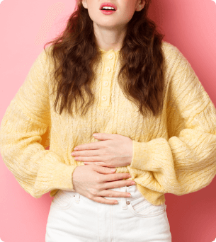 vrouw houdt handen op haar buik vanwege menstruatie krampen