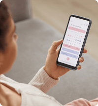 vrouw kijkt naar resultaten via app op haar telefoon