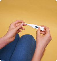 vrouw kijkt naar zwangerschapstest