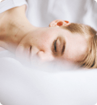 vrouw ligt op bed