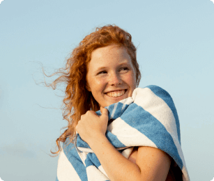 vrouw met rood haar lacht.