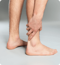 Foto van 2 blote benen en een hand die aan de kuit krabt