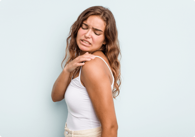 Vrouw kijkt op haar schouder, ze heeft waarschijnlijk last van een beet
