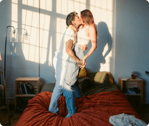 stelletje zoent terwijl ze op bed staan