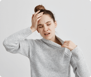 vrouw heeft duidelijk last van kriebel