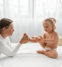 vrouw inspecteert de voet van haar baby