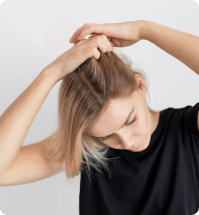 vrouw wilt van haar haar een ponytail maken