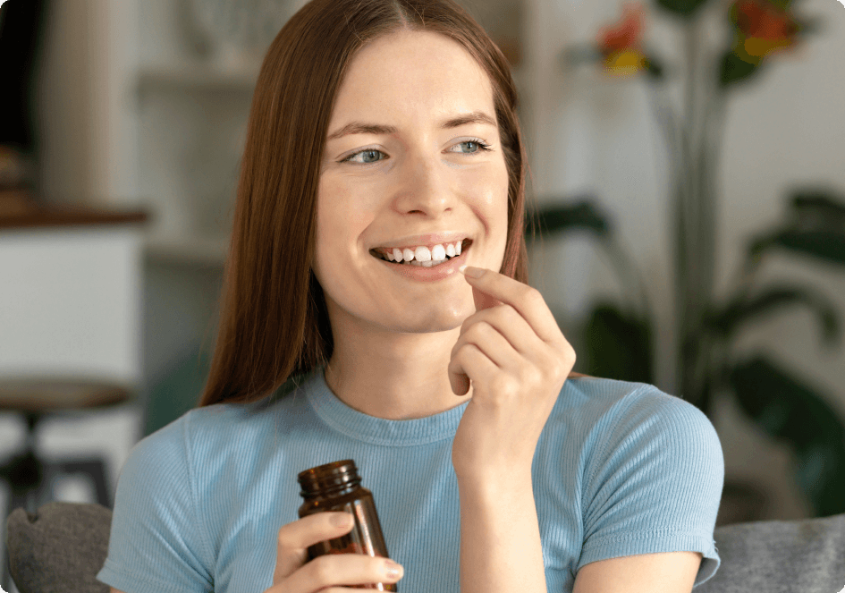 jonge vrouw neemt magnesium tablet