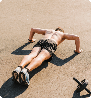 man doet push-ups op het strand