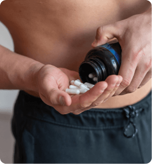 man heeft schut magnesium tabletten ui een pot op zijn hand