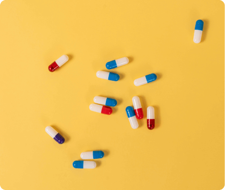 verschillende capsules liggen op gele ondergrond