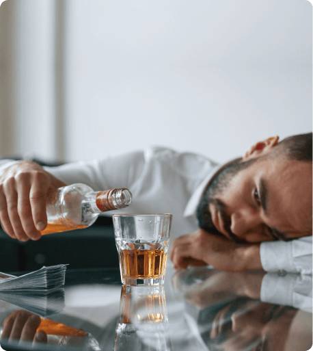 verslagen man vult zijn drank bij